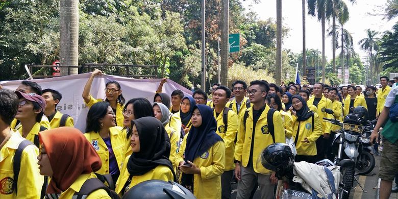 Aksi Mahasiswa Universitas Indonesia Tolak Secure Parking di UI,  Depok, Senin (15/7/2019).