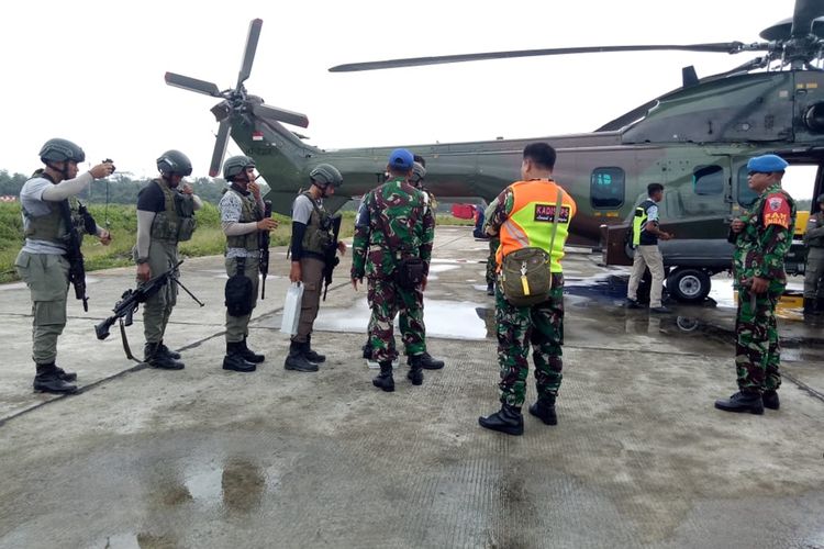 Personel Brimob tengah bersiap menaiki Helikopter Caracal milik TNI AU untuk melakukan pencarian di wilayah Distrik Jila, Kamis (19/9/2019)