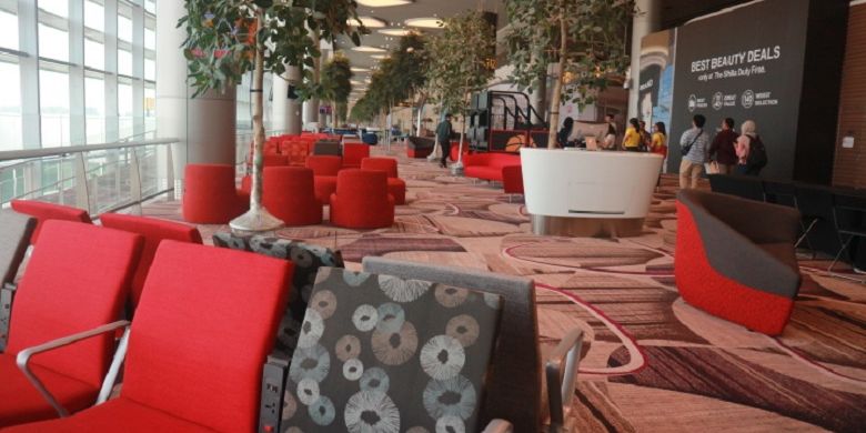 Area ruang tunggu penumpang di Terminal 4 Bandara Changi, Singapura, Selasa (25/7/2017). Terminal 4 Bandara Changi terdiri dari dua lantai, dengan bangunan setinggi 25 meter dan luas tanah kurang lebih sebesar 225.000 meter persegi atau sekitar 27 kali lapangan sepak bola.