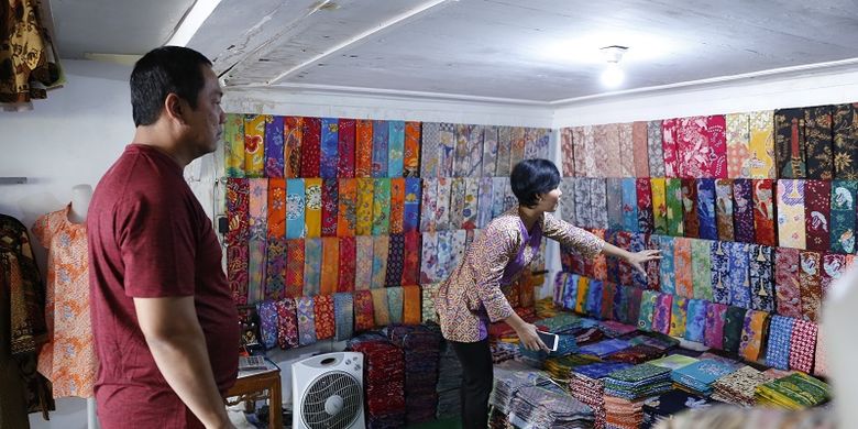 Wali Kota Semarang Hendrar Prihadi mengunjungi salah satu perajin batik di Kota Semarang
