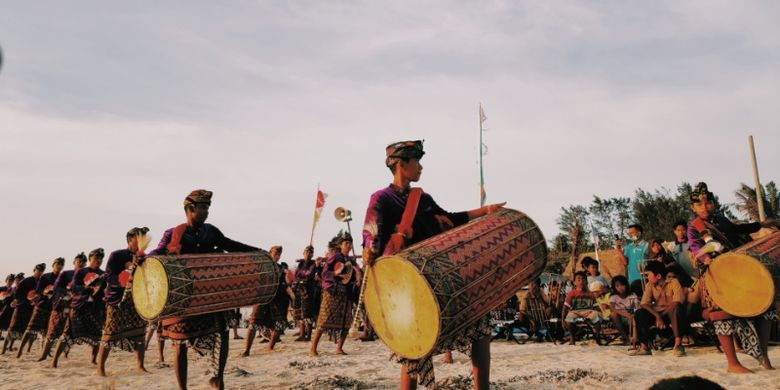 Kesenian Gendang Beleq dari Lombok.