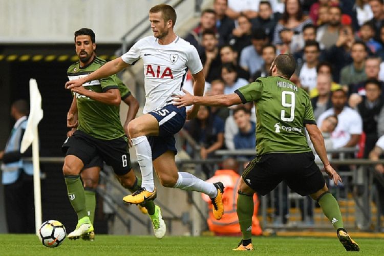 Sami Khedira dan Gonzalo Higuain mencoba menahan laju Eric Dier saat Juventus melakukan uji coba kontra Tottenham Hotspur di Stadion Wembley, Sabtu (5/8/2017). 