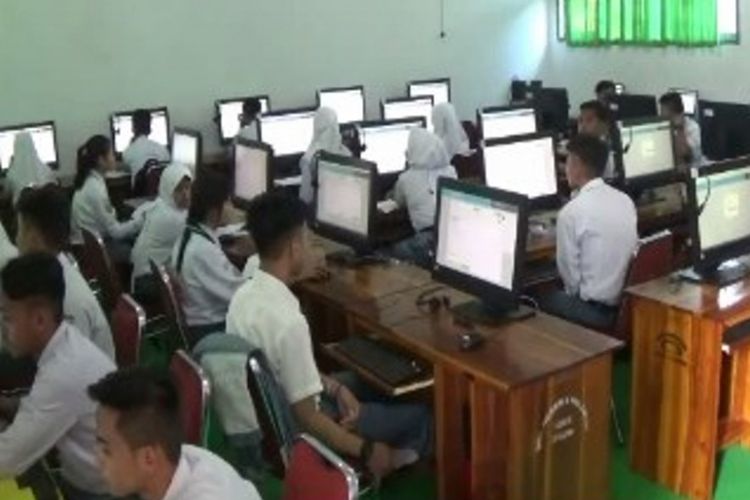 Tak punya komputer dan jaringan internet, siswa terpaksa ujian ke Kota Polewali Mandar.