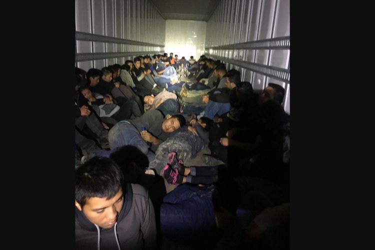 Kondisi para imigran ilegal saat ditemukan oleh petugas patroli perbatasan di Texas.