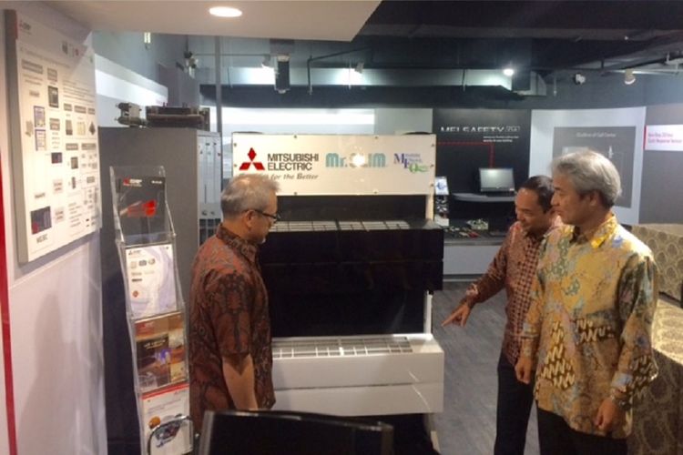 Presdir MEIN Susumu Oshibe (kanan) dan Presdir MJEE Christian Satrya (tengah) sedang memperlihatkan produk baru yang akan diluncurkan ke pasar Indonesia, Jumat (7/9/2018).
