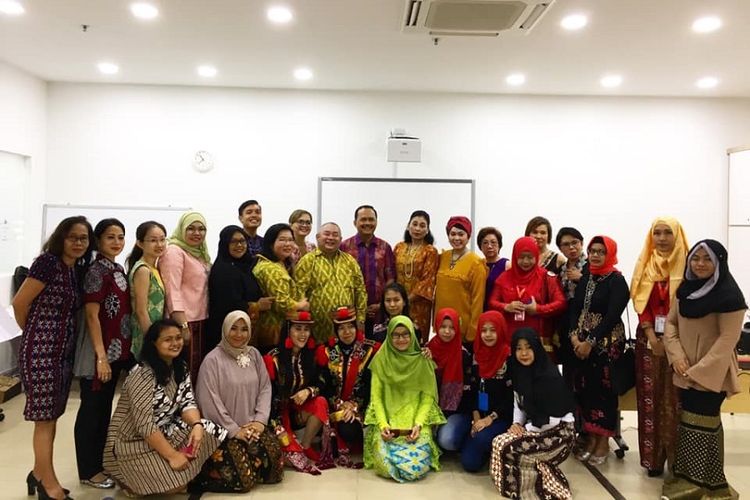 Foto Bersama Duta Besar Indonesia untuk Singapura, I Gede Ngurah Swajaya (tengah belakang), dengan Pengurus FKMIS, perwakilan komunitas, serta masyarakat Indonesia di Singapura di pembukaan FKMIS Centre, Minggu (28/10/2018). (Kompas.com/ERICSSEN)