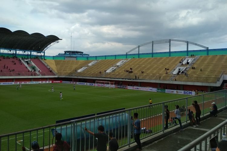 Suasana tribune selatan Stadion Maguwoharjo yang biasa ditempati Brigata Curva Sud pada laga pembuka Grup D Piala Presiden 2019 antara PSS Sleman versus Madura United, Selasa (5/3/2019).