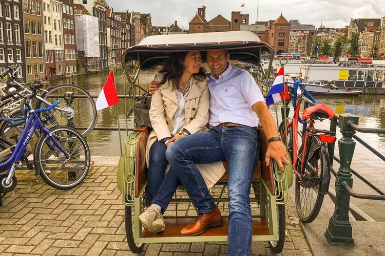 Seorang pemuda Belanda bernama Daan Goppel mempopulerkan becak khas Yogyakarta untuk tur sejarah di Amsterdam, Belanda. Dalam foto terlihat pengguna jasa Daan, pasangan Kirsten dan Toy.