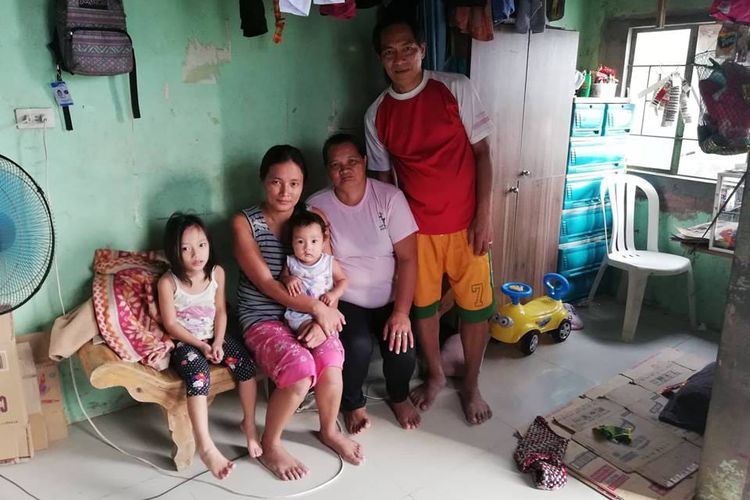 Anggota keluarga Zildjien Eligado, yang bertekad untuk tetap bertahan saat banjir yang melanda. Pada 11 Agustus 2018 lalu, rumah milik Zildjien Eligado di kota Marikina, Barangay (distrik) Tumana, Filipina, terkena banjir saat badai tropis Karding menghantam Manila.