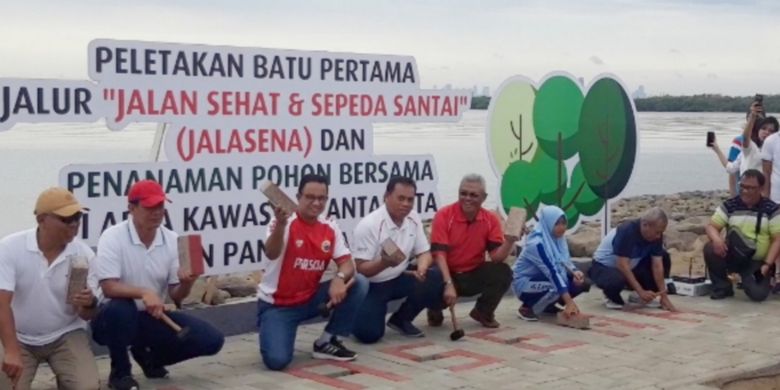 Pemprov DKI Jakarta letakan batu pertama pembangunan jalur jalan sehat dan sepeda santai  (Jalasena) di Kawasan Pantai Kita dan Pantai Maju, Penjaringan, Jakarta Utara, Minggu (23/12/2018)
