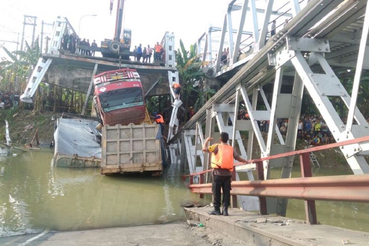 Evakuasi korban jembatan nasional yang menghubungkan Kabupaten Lamongan-Tuban, Jawa Timur, atau tepatnya Jembatan Babat-Widang yang ambruk masih terus dilakukan, Selasa (17/4/2018) siang.
