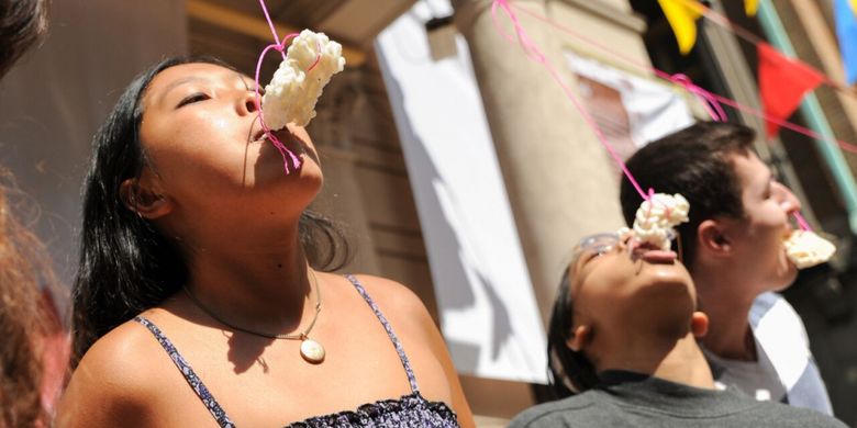 Lomba makan kerupuk di Indonesian Street  Festival, tanggal 26 Agustus di Manhattan, New York, Amerika Serikat.  