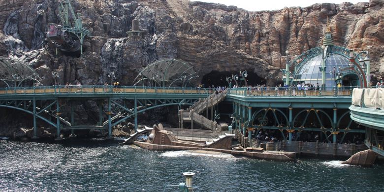 Wahana di zona Mysterious Island yang bisa dijumpai di Tokyo Disney Sea.
