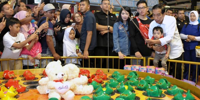 Presiden Joko Widodo bermain bersama cucu, Jan Ethes Srinarendra di Wahana Permainan Anak Transmart Yasmin, Kota Bogor, Senin (18/6/2018).