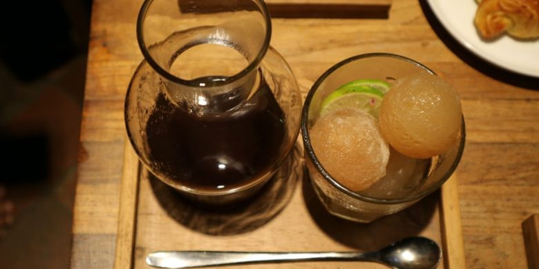 Salah satu menu andalan Eiger Coffee Cihampelas adalah  V60 Lifestyle. Yakni kopi kintamani yang diseduh dengan metode V60 kemudian penyajiannya dipadupadankan dengan ice cub lemon dan pear.