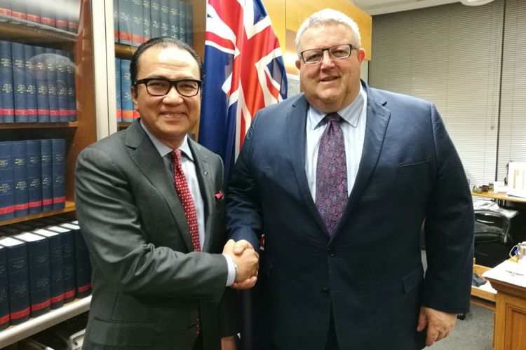 Pertemuan antara Duta Besar Indonesia untuk Selandia Baru, Tantowi Yahya, dengan Menteri Luar  Negeri Selandia Baru, Gerry Brownlee, pada Juli 2017. 