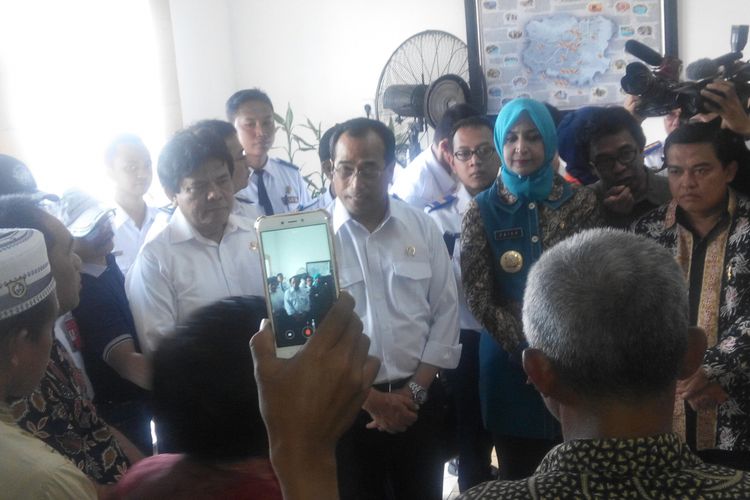 Menteri Perhubungan Budi Karya Sumadi didampingi Bupati Jember Faida tiba di Bandara Notohadinegoro, Jember, Jawa Timur, Minggu (20/8/2017).