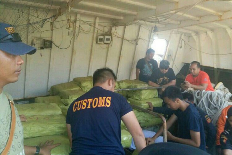 Barang bukti narkoba 1,6 Ton yang diamankan dari kapal Pinuin Union berbendera Singapura yang diamankan di perairan Anambas, Kepulauan Riau oleh petugas gabungan Polri dan Bea Cukai.
