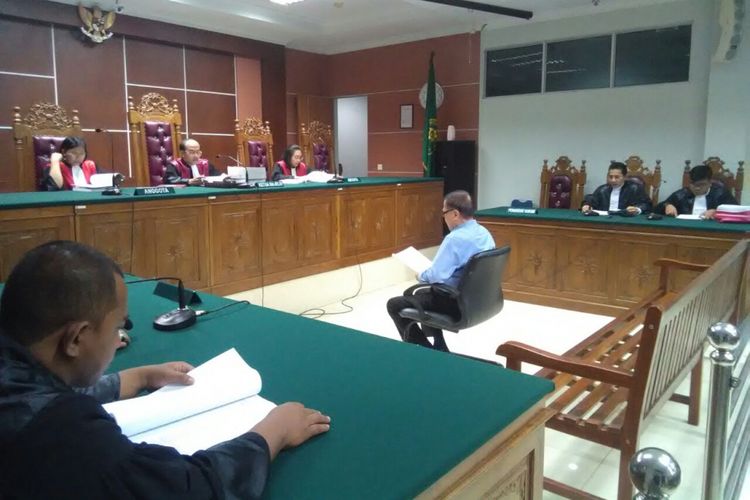 Persidangan yang diagendakan nota keberatan (eksepsi), akhirnya dilakukan sore hari, dengan Ketua Majelis Hakim Tumpal Sagala dan anggotnya Taufik Abdul Halim Nainggolan serta Yona Lamerossa Ketaren.