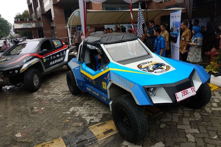 Ekspedisi menggunakan mobil listrik Blits dan Kasuari tiba di Jakarta. Tim Eksplor Indonesia ini akan menempuh jarak 15.000 km keliling Indonesia untuk menguji coba mobil listrik buatan mahasiswa tersebut