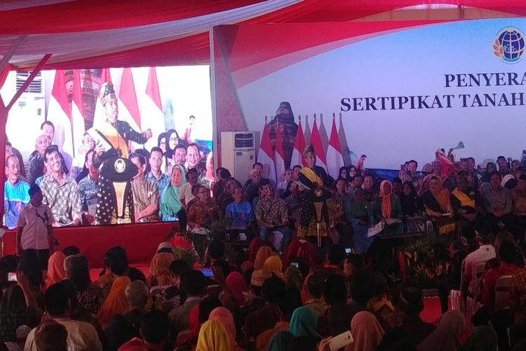 Presiden Jokowi saat acara pembagian sertifikat tanah di Halaman Rumah Dinas Gubernur Riau, Pekanbaru, Sabtu (15/12/2018). 