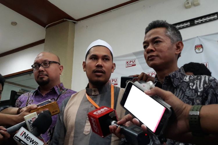 Ketua Ikatan Dai Aceh Tgk Marsyuddin Ishak (tengah) datangi kantor KPU, Menteng, Jakarta Pusat. 