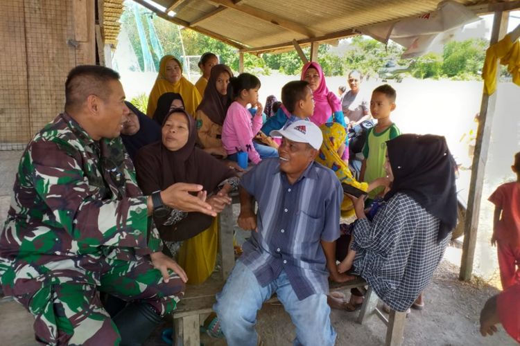 Dandim 0303/Bengkalis Letkol Inf Timmy Prasetya Hermianto bertemu dengan sejumlah masyarakat untuk menyampaikan sosialisasi supaya tidak terjadi lagi karhutla di Kecamatan Rupat, Kabupaten Bengkalis, Riau, Minggu (3/3/2019).