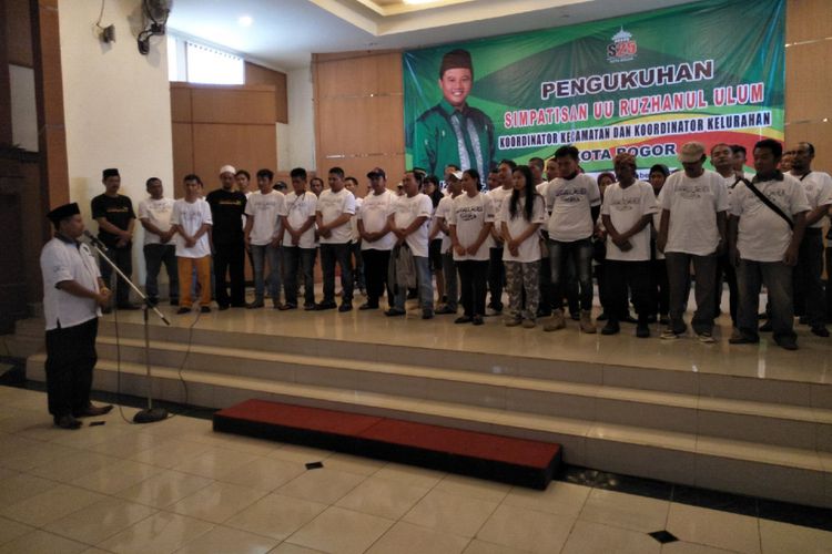 Bakal Calon Gubernur Jawa Barat yang juga menjabat sebagai Bupati Tasikmalaya Uu Ruzhanul Ulum ‎membentuk simpul relawan pemenangan di Kota Bogor yang dikukuhkan di Gedung Wanita, Kota Bogor, Sabtu (16/9/2017).