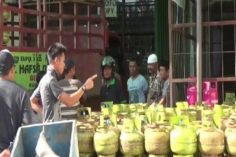 Harga Elpiji kemasan 3 kilogram melambung hingga Rp 25.000 per tabung. Kenaikan harga terjadi di tingkat agen, pangkalan hingga pengecer. Selain harganya mahal , Elpiji 3 kilogram juga sulit didapat.