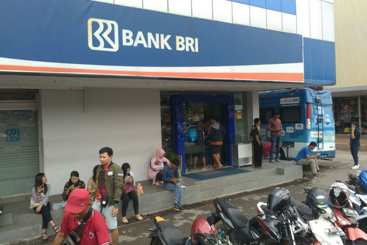 Sejumlah nasabah BRI Cabang Nagoya, Batam, Kepulauan Riau terlihat antri untuk melakukan pergantian Kartu ATM yang sudah diblokir pihak Bank BRI