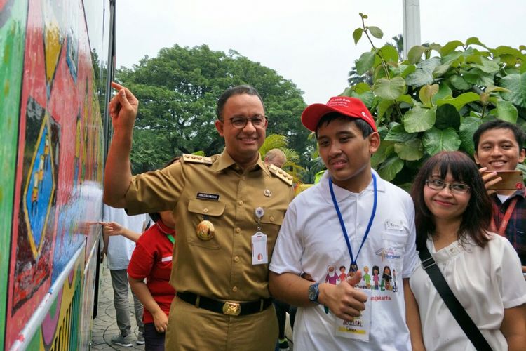 Gubernur DKI Jakarta Anies Baswedan meresmikan bus transjakarta yang dilukis oleh anak-anak dengan autisme di Balai Kota DKI Jakarta, Selasa (24/4/2018).  