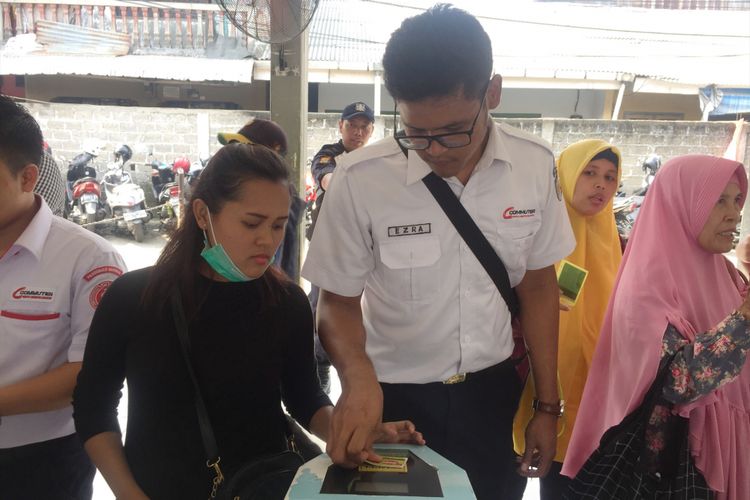 Tiket Elektronik Commuter Line Telah Bisa, di stasiun Depok, Senin (23/7/2018).