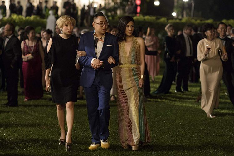 (Dari kiri) Awkwafina, Nico Santos, dan Constance Wu dalam salah satu adegan film Crazy Rich Asians.