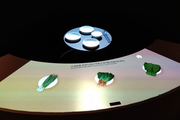 Sebuah meja peraga digital cara penyajian makanan dalam empat musim di Korea di Museum Kimchikan di Insadong, Seoul. Pengunjung museum bisa berinteraksi dan membuat makanan dengan teknologi digital yang apik. 