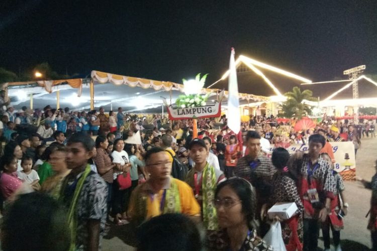 Kontingen Pesparani Katolik Nasional Pertama dari berbagai daerah saat menggelar defile di lapangan Merdeka Ambon, Sabtu (27/10/2018) malam