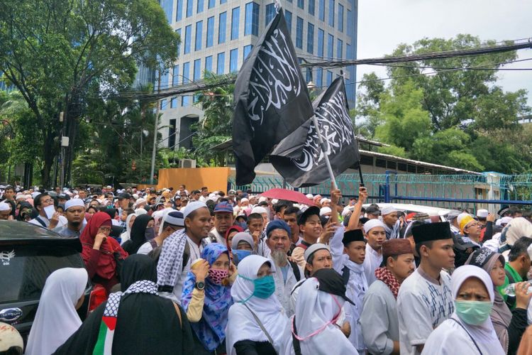 Peserta reuni akbar 212 berjalan dari Stasiun Gondangdia menuju kawasan Monas, Minggu (2/12/2018). 