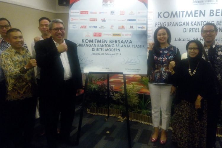 Ketua Umum Asosiasi Pengusaha Ritel Indonesia (Aprindo), Roy Nicolas Mandey (kiri) berfoto usai menekan nota Komitmen Bersama Pengurangan Kantong Belanja Plastik di Ritel Modern, Jakarta Selatan, Kamis (28/2/2019).
