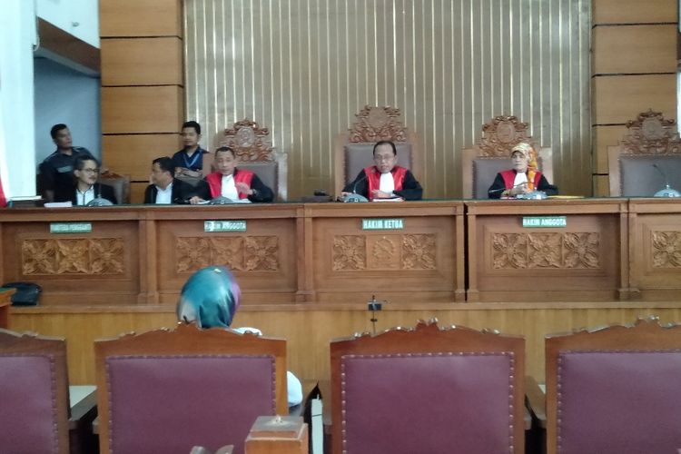 Ratna Sarumpaet di Ruang Sidang Pengadilan Negeri Jakarta Selatan Saat Jalani Sidang Pembacaan Tuntutan, Selasa (28/5/2019)