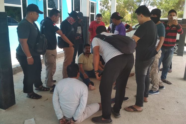 Aparat BNNK saat berhasil menangkap jaringan pengedar sabu asal Batam, Jumat (31/5/2019).