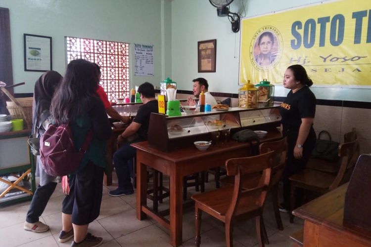 Menurut salah satu pemilik Soto Triwindu, Wati, pelanggan soto ini berasal dari berbagai daerah seperri Jakarta, Surabaya, hingga Malaysia
