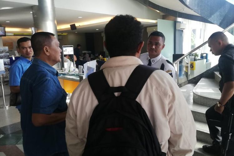 Sejumlah nasabah yang kehilangan saldo ATM mendatangi Bank Mandiri di Jalan Jenderal Sudirman, Pekanbaru, Riau, Sabtu (20/7/2019).