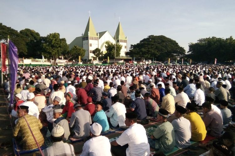Ribuan umat muslim menunaikan shalat Id di depan Gereja GMIT Kalvari Kota Maumere, Flores, Nusa Tenggara Timur, Rabu (5/6/2019). 