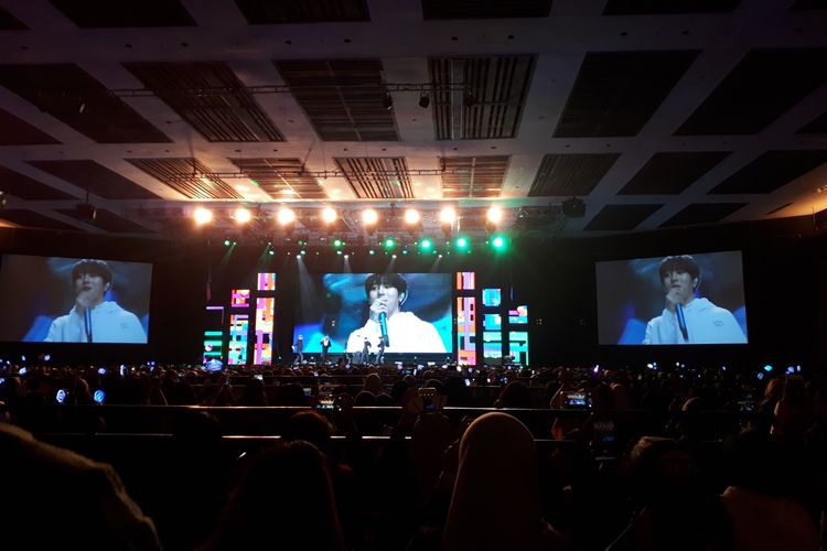 Bintang idola Ha Sungwoon tampil di acara fan meeting sebagai artis solo di The Kasablanka Hall, Kota Kasablanka, Jakarta Selatan, Sabtu (22/6/2019).