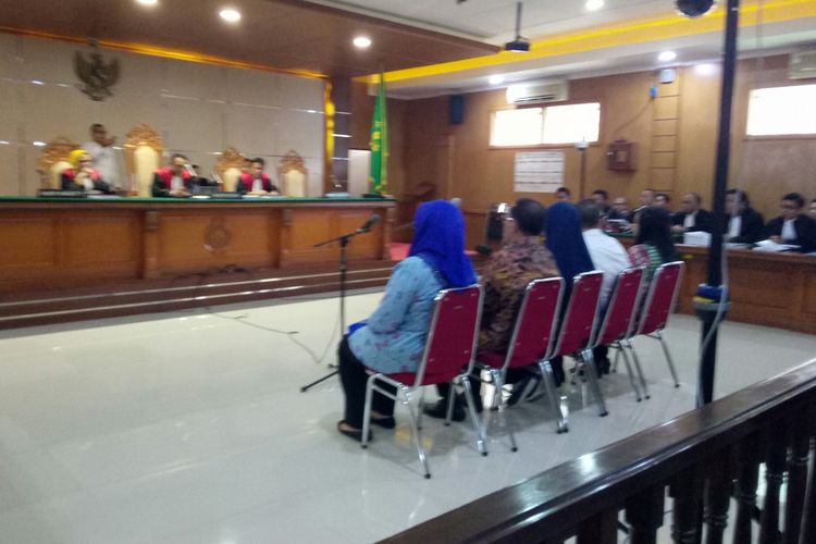 Bupati Non-aktif Bekasi Neneng Hasanah Yasin dan anak buahnya di Pemda Bekasi tengah duduk di kursi pesakitan di Pengadilan Tinggi Tipikor Bandung.
