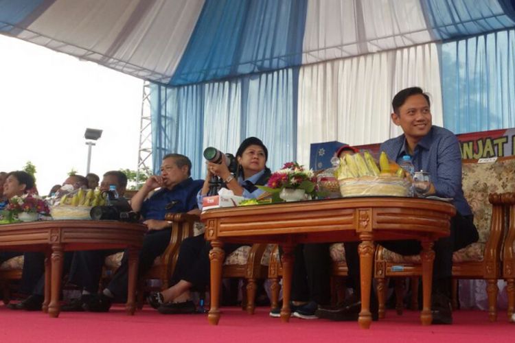 Mantan Presiden RI Susilo Bambang Yudhoyono (SBY) dan keluarga menyaksikan lomba panjat pinang di Alun-alun Pacitan, Jawa Timur, Jumat ( 18/8/2017).