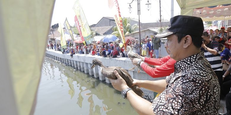 Walkot Semarang melepas bebek yang akan dikejar oleh peserta lomba Festival Kali Tenggang 2019