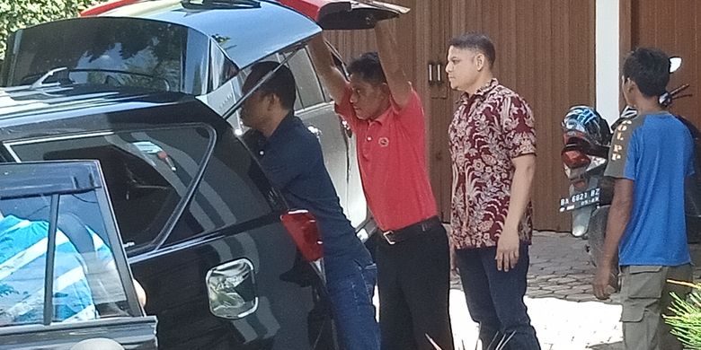 Petugas KPK membawa dua koper yang duduga barang sitaan dari rumah Bupati Solok Selatan Muzni Zakaria