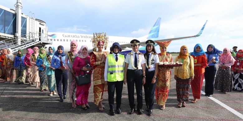 Suasana penyambutan kedatangan Captain Pilot maskapai Garuda Indonesia Ida Fiqriah saat tiba di Bandara Minangkabau Padang, Sumatera Barat, Jumat (21/4/2017). Garuda Indonesia menggelar Kartini Flight dalam rangka menyambut Hari Kartini, seluruh petugas penerbangan dari Pilot, Pramugari hingga teknisi adalah perempuan.