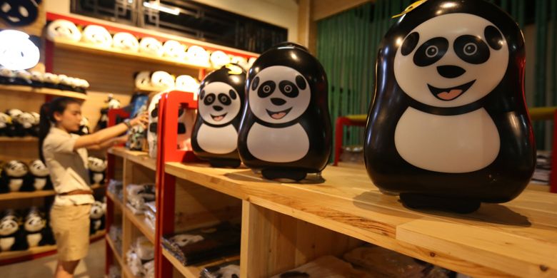 Berbagai macam souvenir panda seperti boneka, topi, tas, baju, dan lain-lain dijual di Istana Panda Indonesia, Taman Safari Indonesia Bogor, Jawa Barat, Rabu (1/11/2017). Sepasang panda, Cai Tao (jantan) dan Hu Chun (betina) yang berasal dari pengembangbiakan di China Wildlife Conservation Association (CWCA) telah selesai menjalani proses karantina dan akan diperkenalkan untuk publik pada November 2017 ini