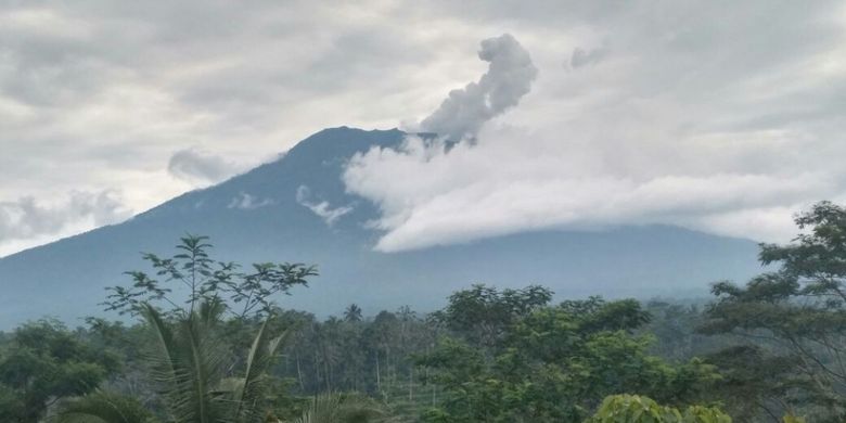 Gunung Agung terus mengeluarkan asap tebal seperti terlihat pada Rabu (22/11/2017) pagi.
